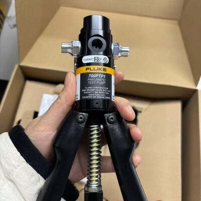 Fluke 700PTP-1 Pneumatic Test Pump with 1.43 lb Weight and 650 g Capacity for Differential Pressure Gauge