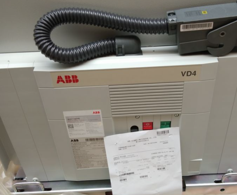 ABB VD4 মাঝারি ভোল্টেজ ভ্যাকুয়াম সার্কিট-ব্রেকার যার রেট করা কারেন্ট ৬৩০ অ্যাম্পিয়ার, ফ্রিকোয়েন্সি ৫০/৬০ হার্টজ এবং ওজন ১৪০ কেজি